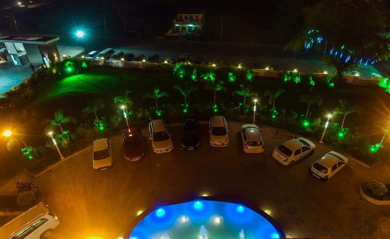 Hotel Atharva Ujjain Esterno foto