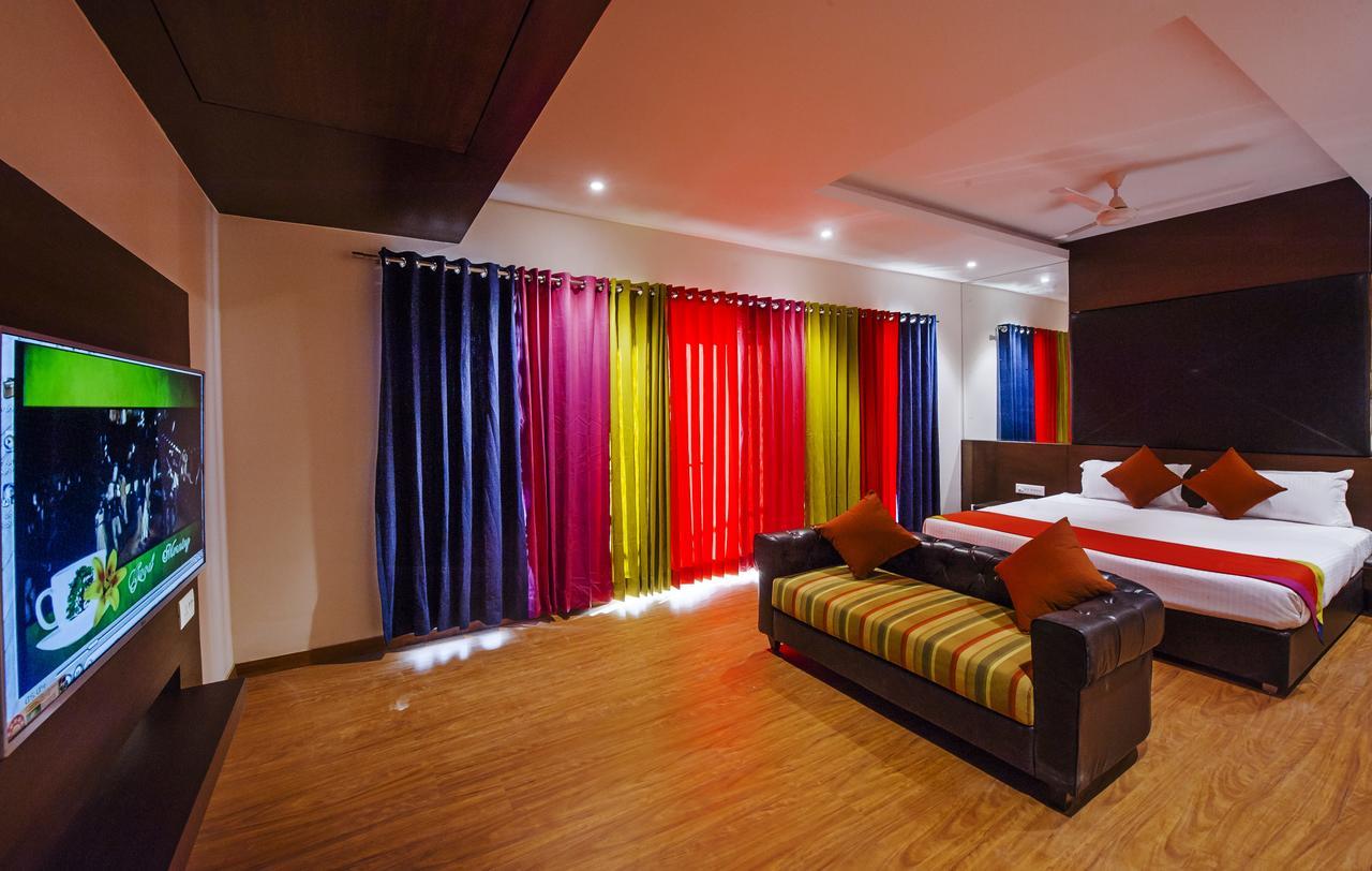 Hotel Atharva Ujjain Esterno foto