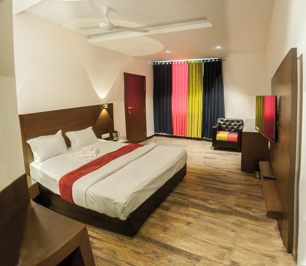 Hotel Atharva Ujjain Esterno foto