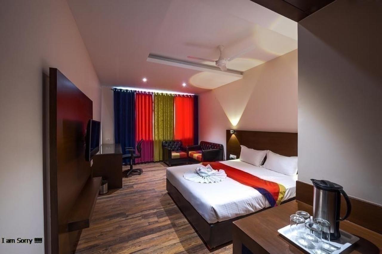Hotel Atharva Ujjain Esterno foto