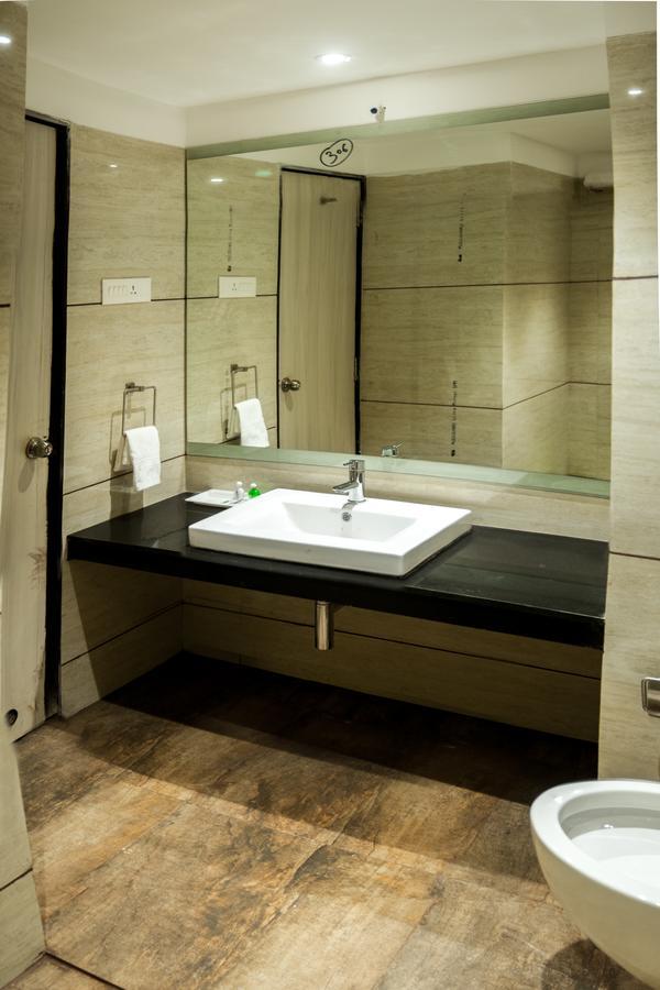 Hotel Atharva Ujjain Esterno foto