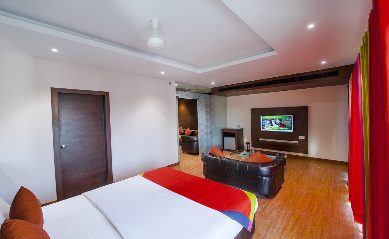Hotel Atharva Ujjain Esterno foto