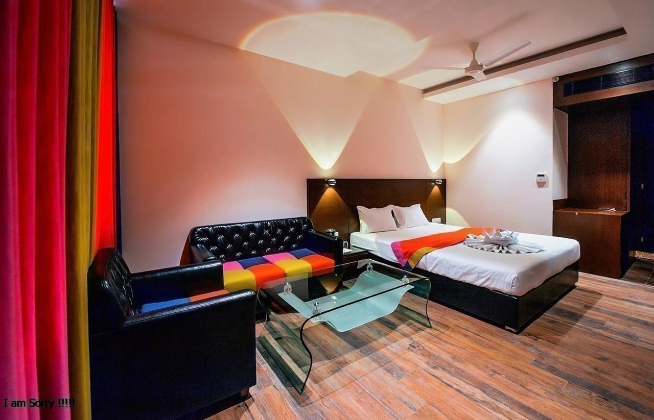 Hotel Atharva Ujjain Esterno foto