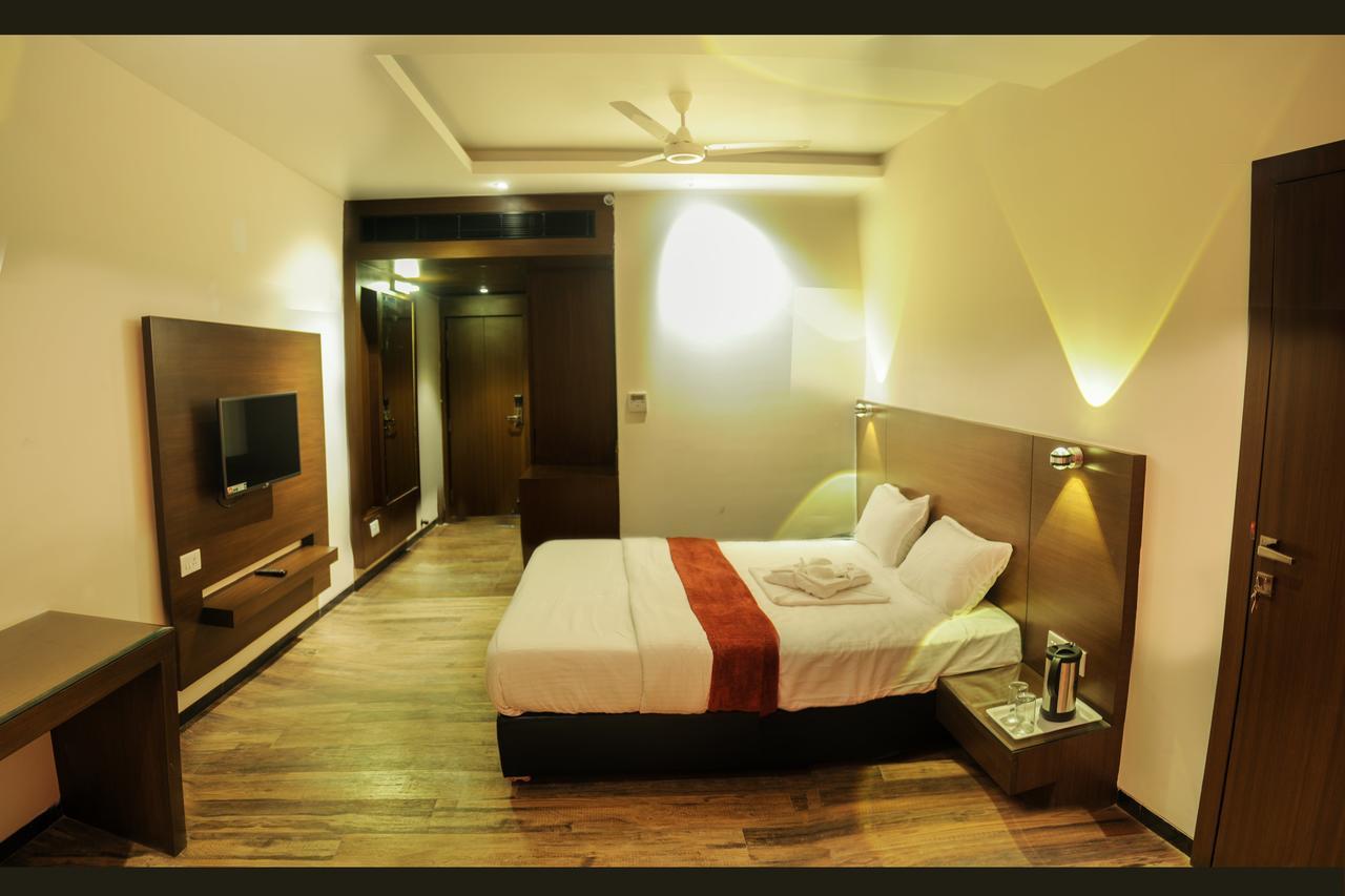 Hotel Atharva Ujjain Esterno foto