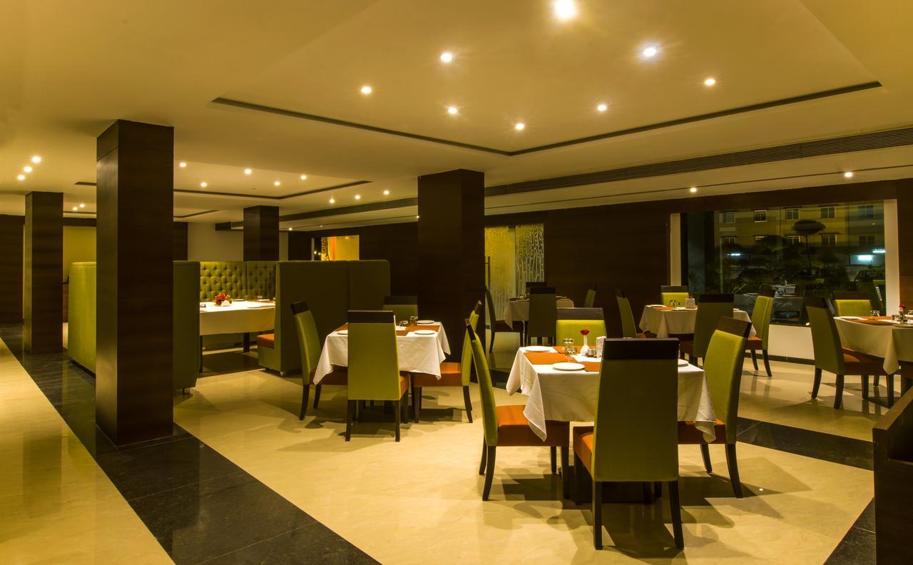 Hotel Atharva Ujjain Esterno foto