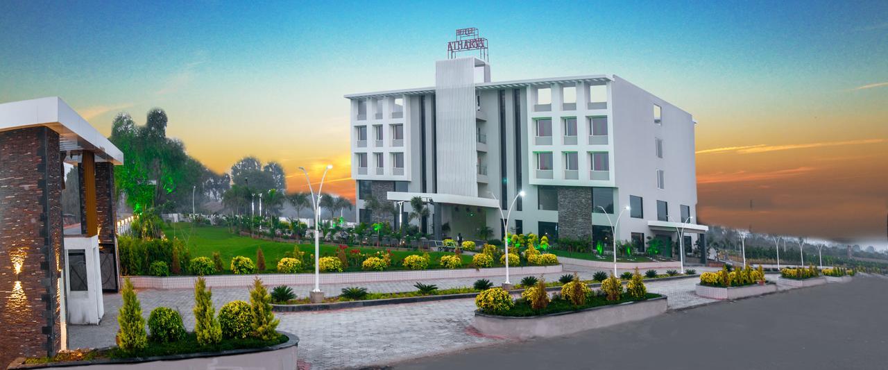 Hotel Atharva Ujjain Esterno foto