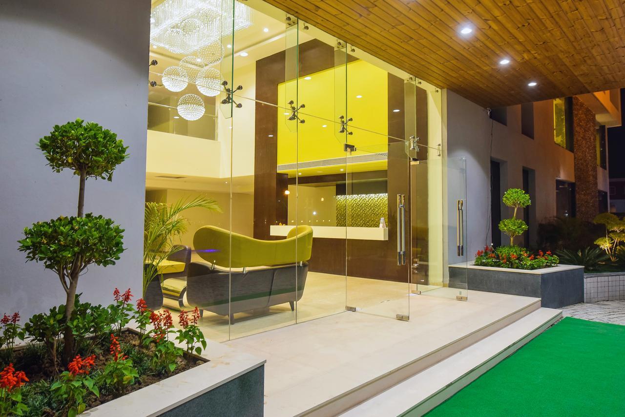 Hotel Atharva Ujjain Esterno foto